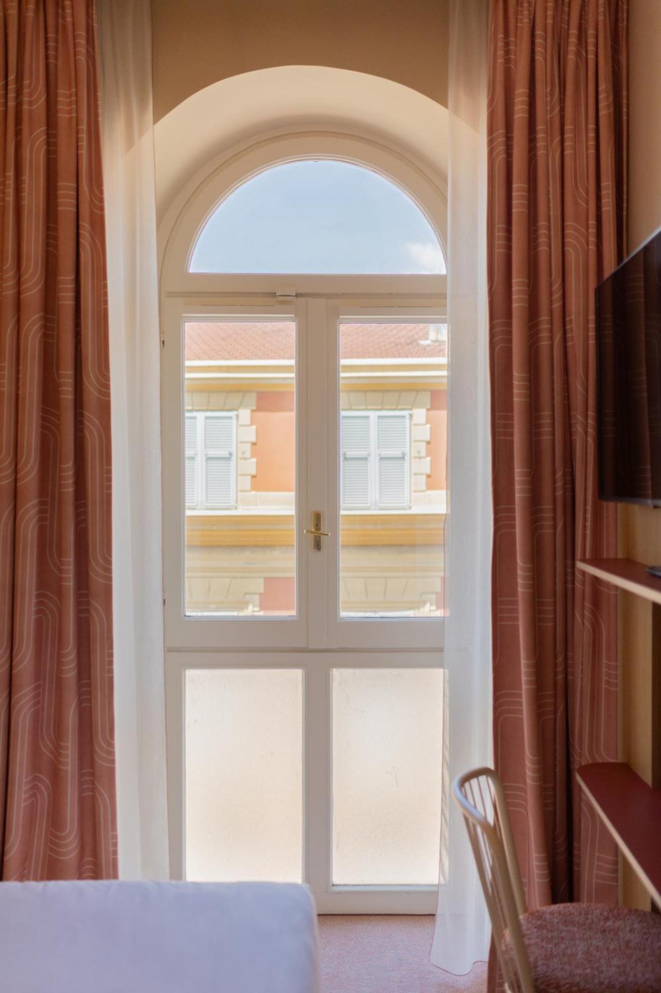 Double Room City View,1722919371:JPEG